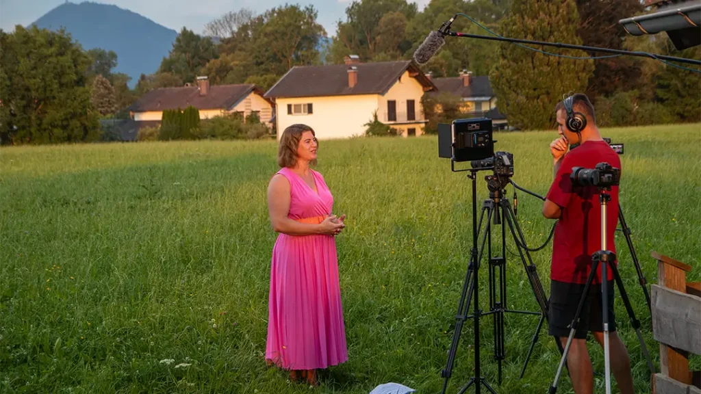 Interview-Dreh auf einer Wiese im Berchtesgadener Land