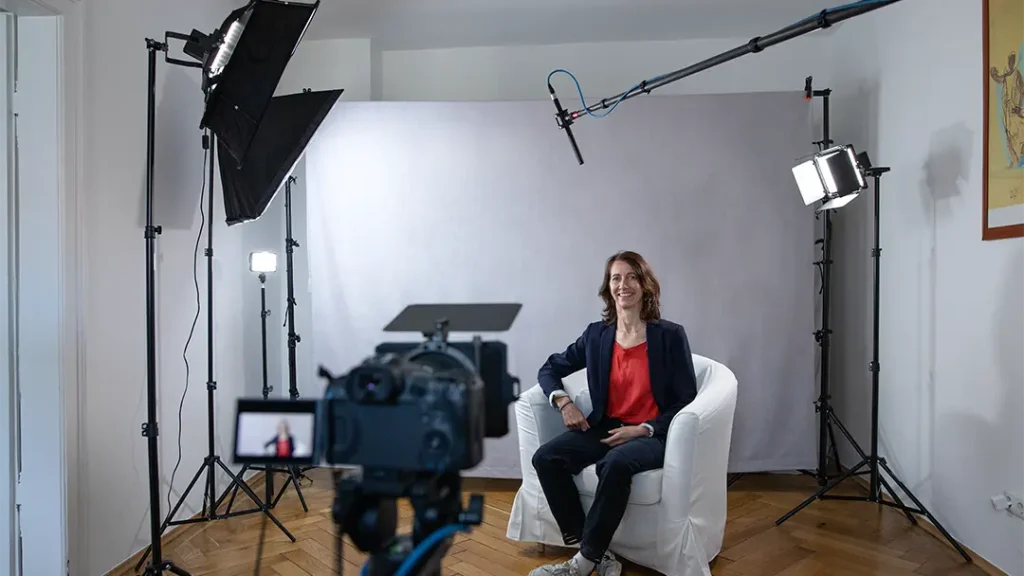 Interview-Dreh mit Studiolicht und Kamera