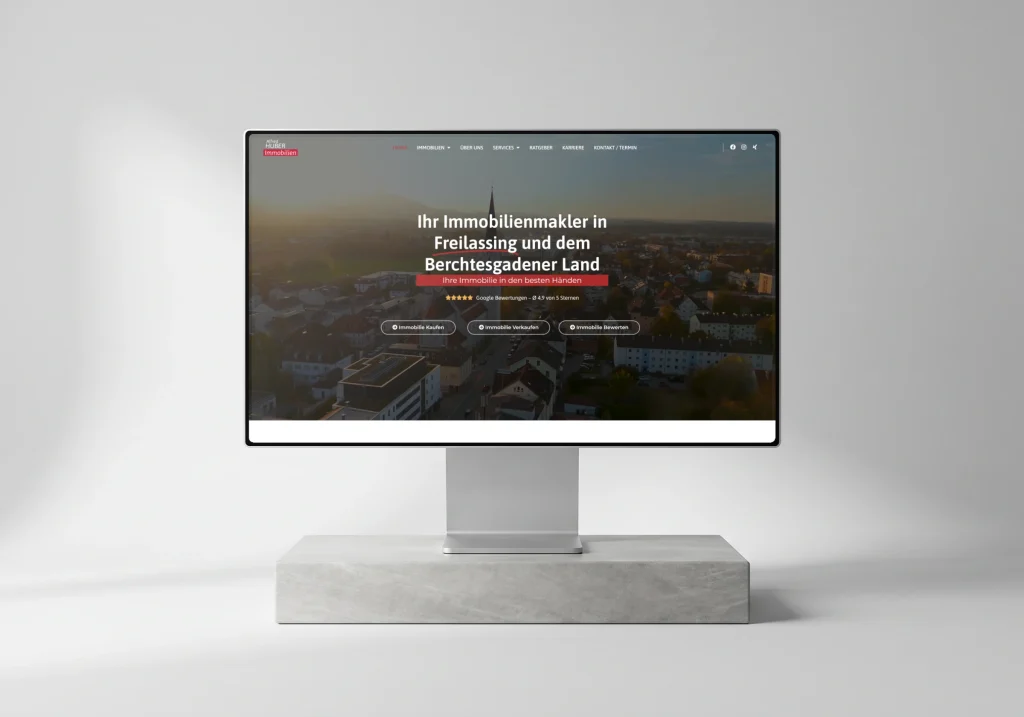 Website eines Immobilienmaklers aus dem Berchtesgadener Land auf einem Monitor